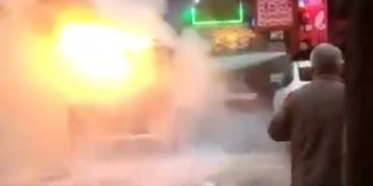 Alev alev yanan hafif ticari araç küle döndü