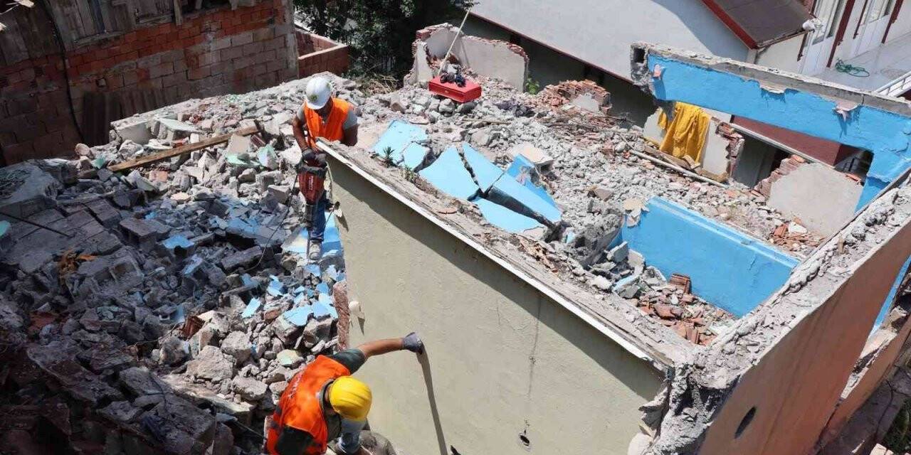 Serdar’daki metruk bina yıkıldı