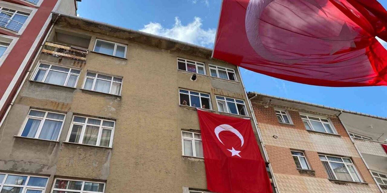 Şehit Sercan Baş’ın Kağıthane’deki baba ocağı bayraklarla donatıldı