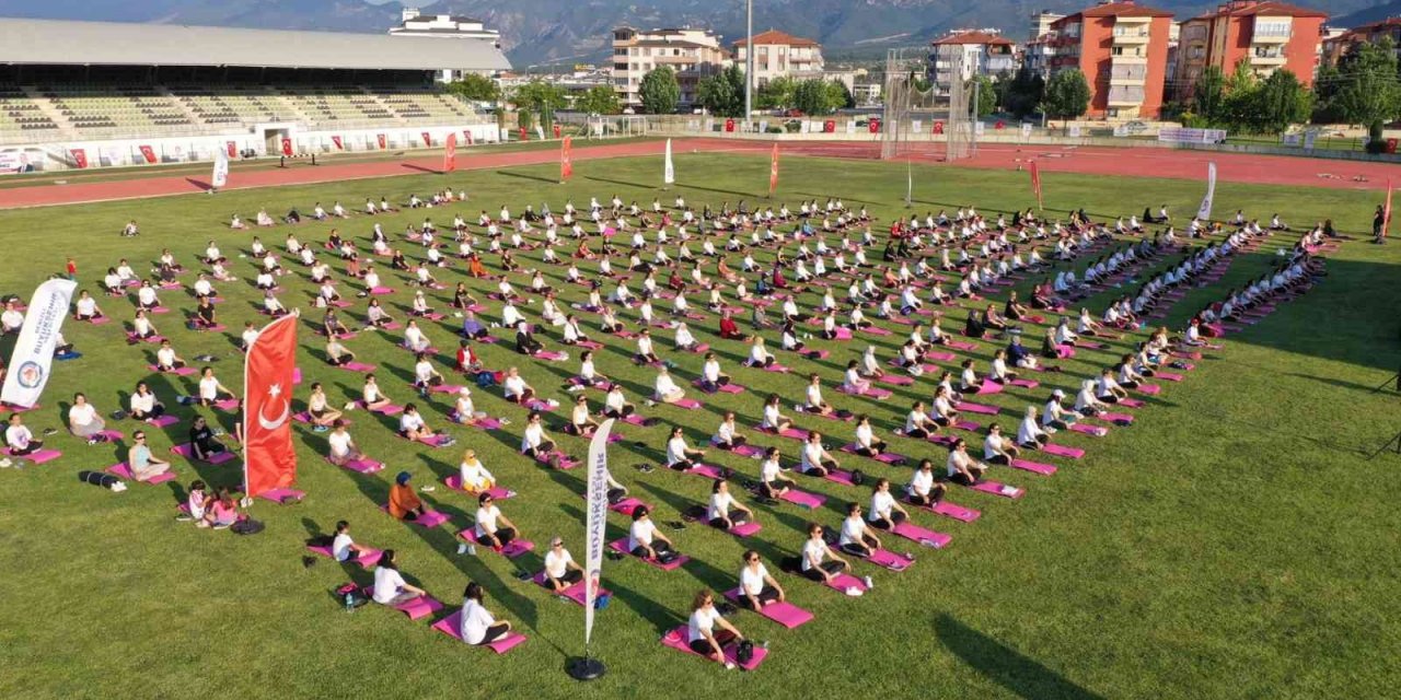 500 kadın birlikte yoga yaptı