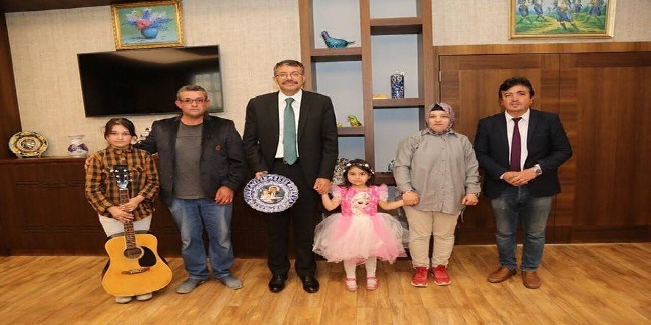 Vali Çelik, müzisyen Öncül Günyeli ile öğrencilerini makamında kabul etti