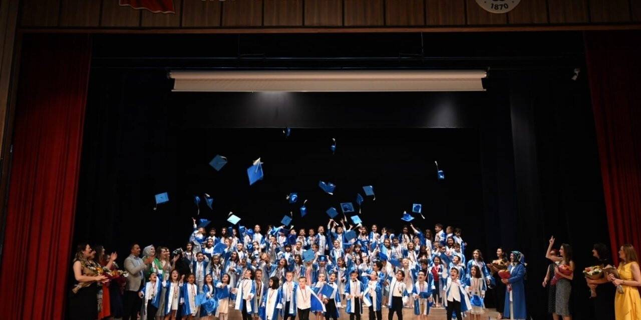 Minikler kep atarak mezun oldular