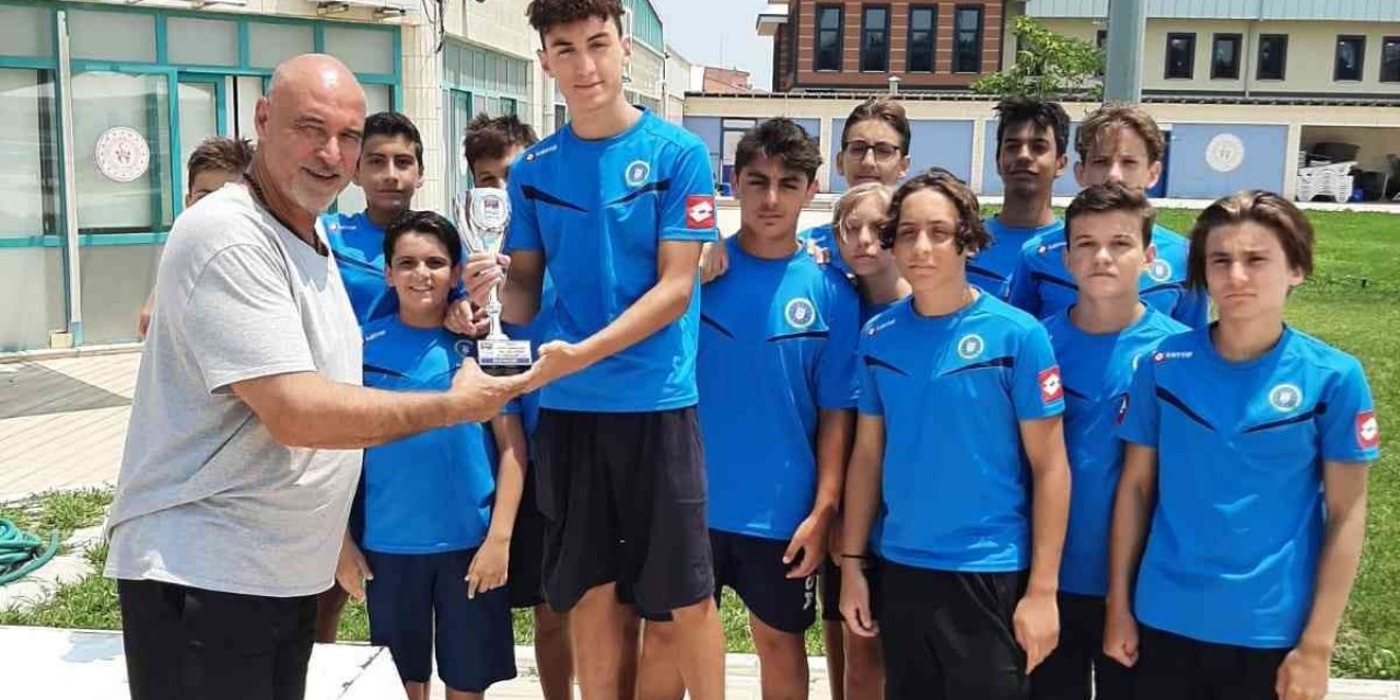 Bursa Büyükşehir Belediyespor U15 Sutopu Takımı ligi üçüncü bitirdi