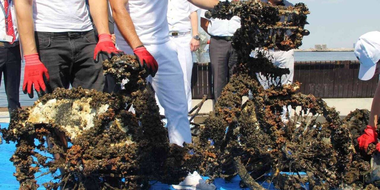 İzmir Körfezi’nden çıkan atıklar şaşırttı: Bisiklet, kamp sandalyeleri ve dahası