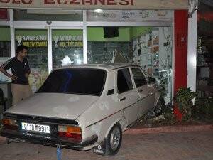 OTOMOBİL ECZANEYE GİRDİ