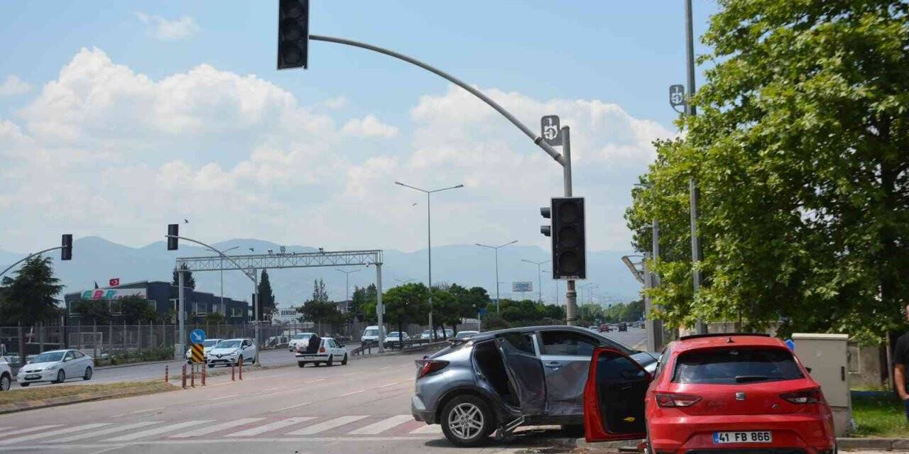İki otomobil çarpıştı, savrulan araçlar trafik ışıklarını bozdu