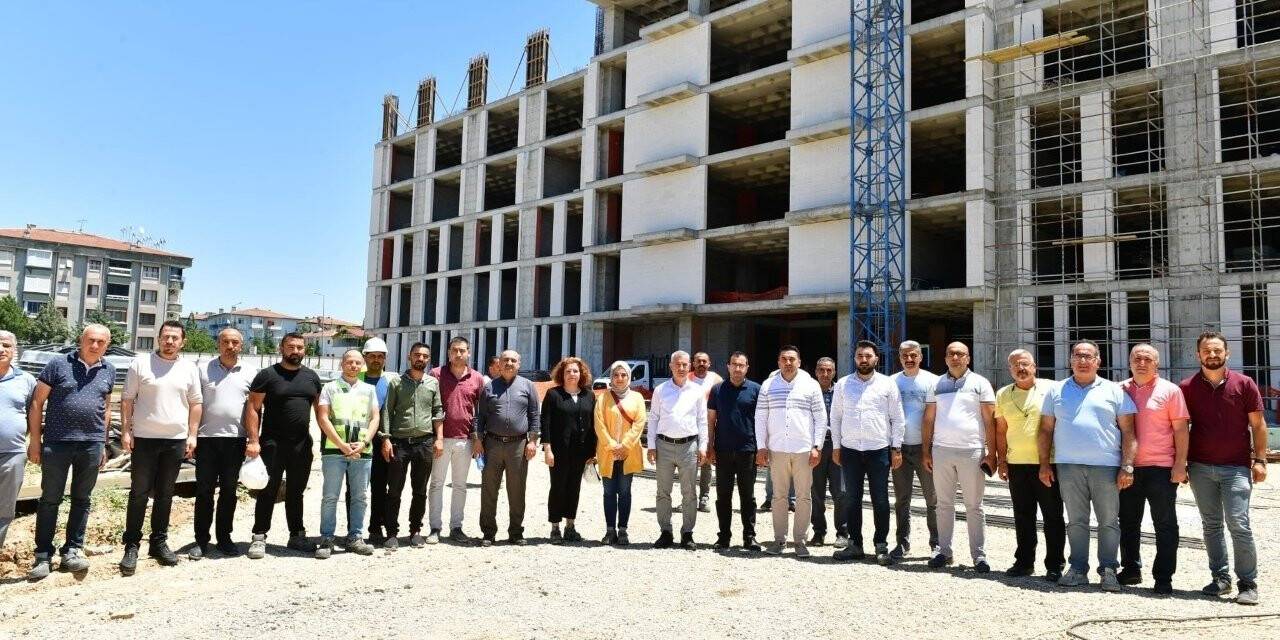Başkan Çınar, yeni belediye hizmet binası inşaatında çalışan işçilerle bir araya geldi