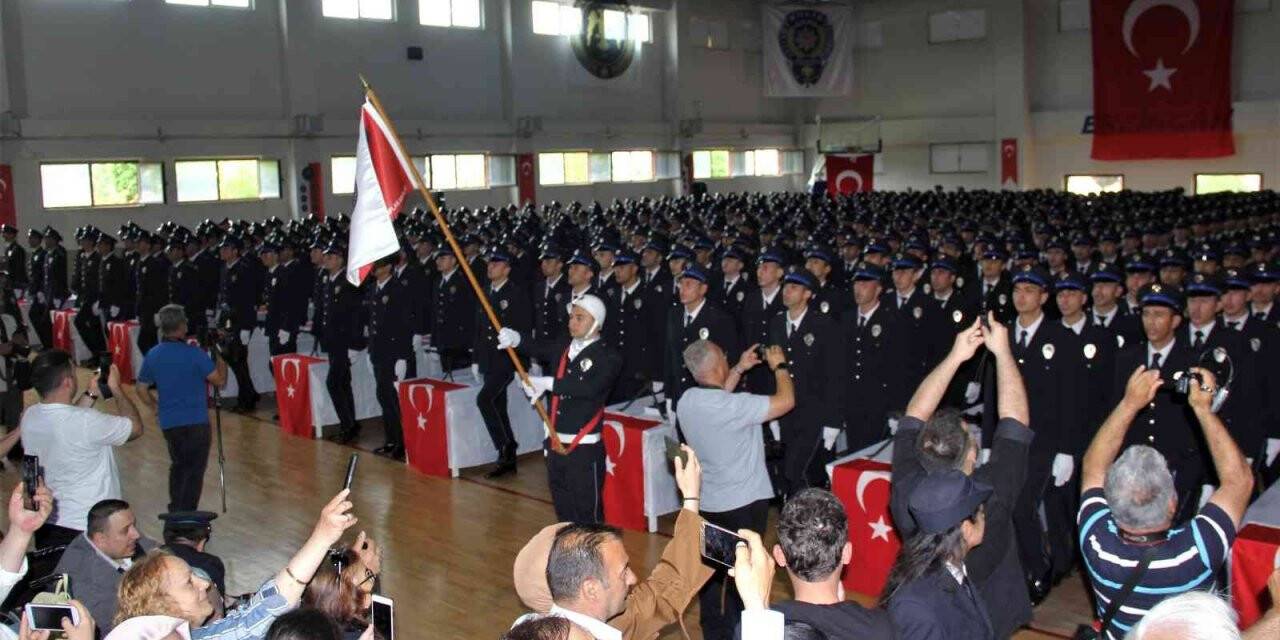 Erzincan’da polis adaylarının coşkulu mezuniyet sevinci