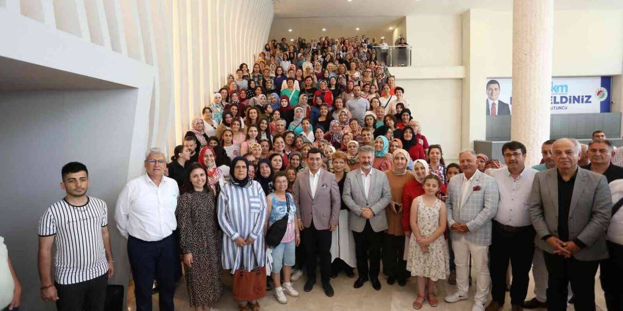 AKMEK’in yıl sonu sergisine yoğun katılımlı açılış