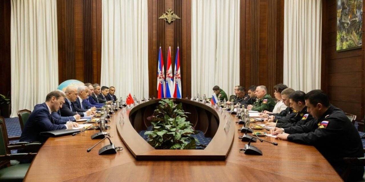 Gıda krizinin çözümü ve Ukrayna limanlarında bekleyen tahıl yüklü gemilerin tahliyesine yönelik Türk ve Rus askeri heyetleri arasındaki toplantı dün Moskova’da gerçekleştirildi. "Yapıcı ve oldukça olumlu havada" ge