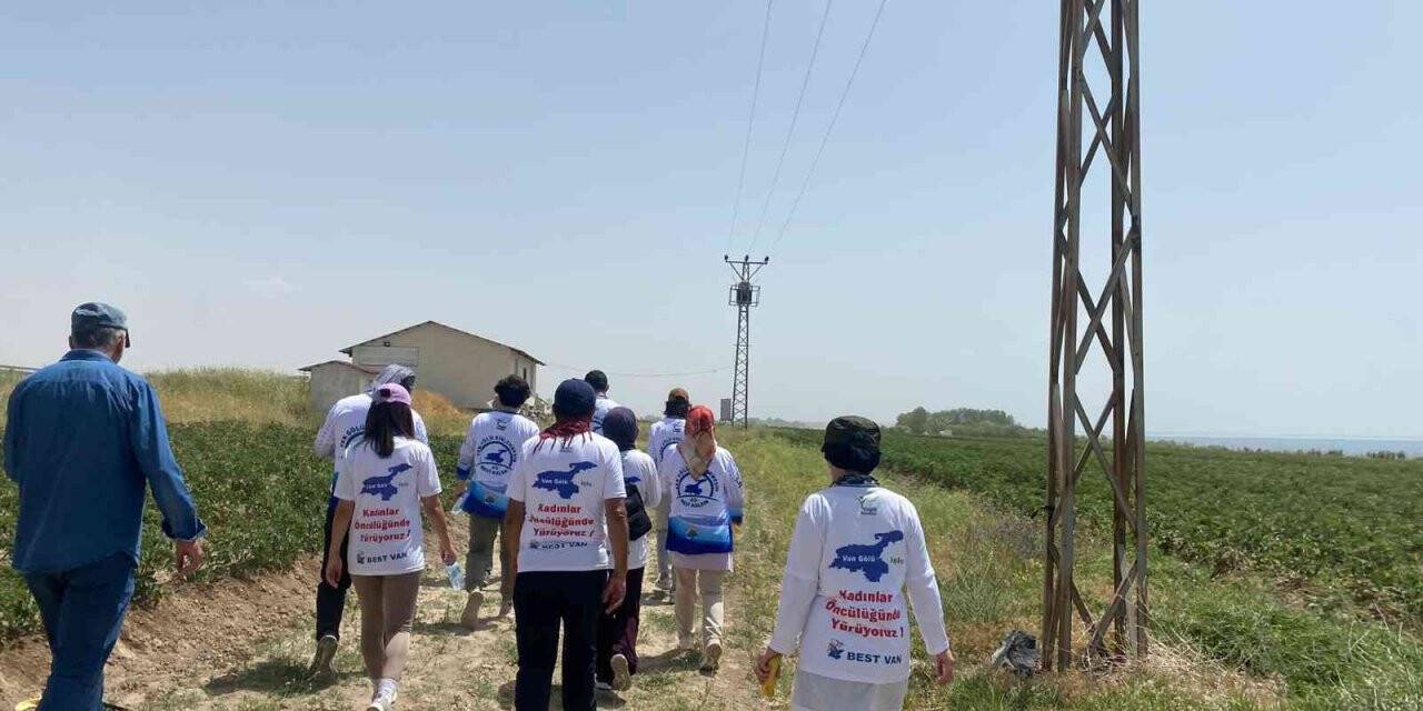 Kadınlar Van Gölü için yürümeye devam ediyor