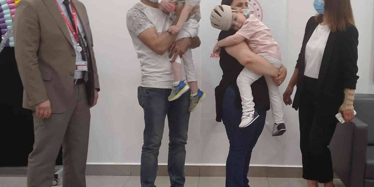 Londra’da operasyonla ayrılan siyam ikizleri dört yaşında