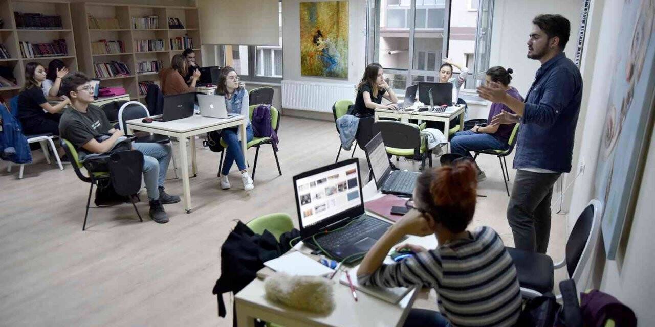 Gönüllü eğitmenler gençlere bilgi ve birikimlerini aktarıyor