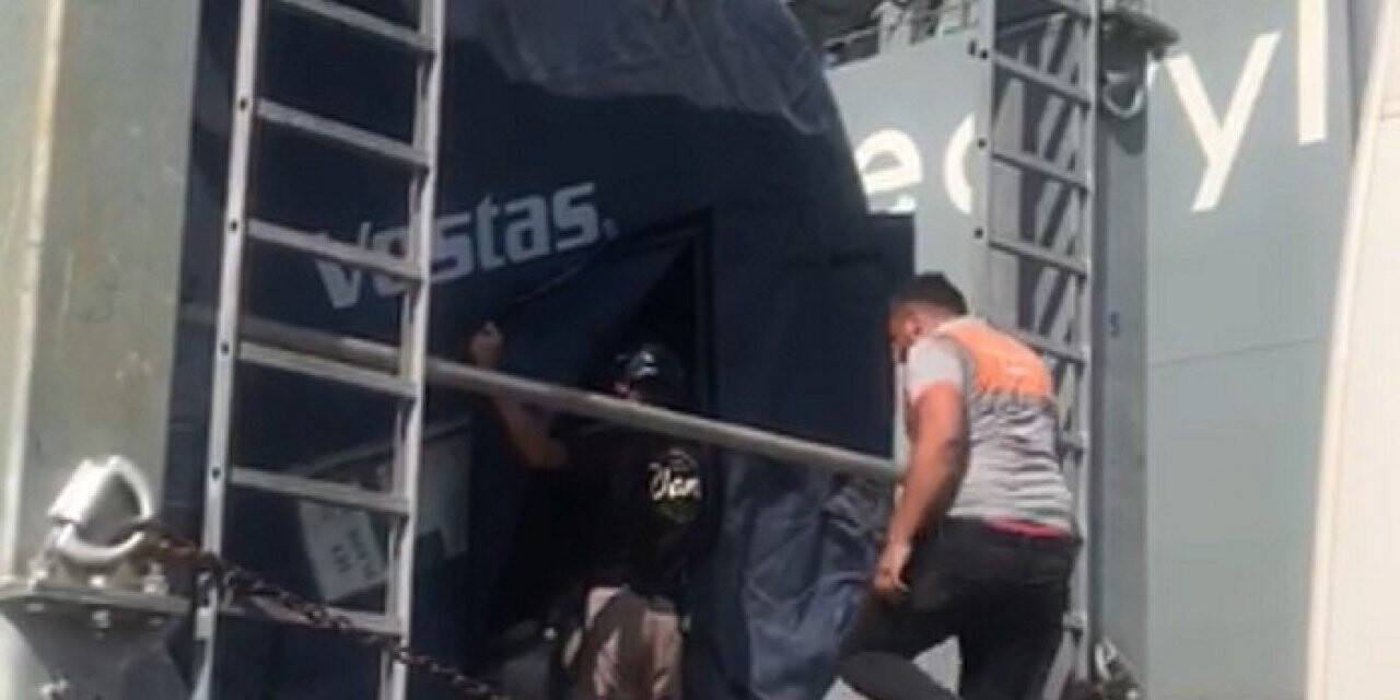 İhracat için limanda bekletilen rüzgar türbininin kanadına saklanan 4 mülteci yakalandı