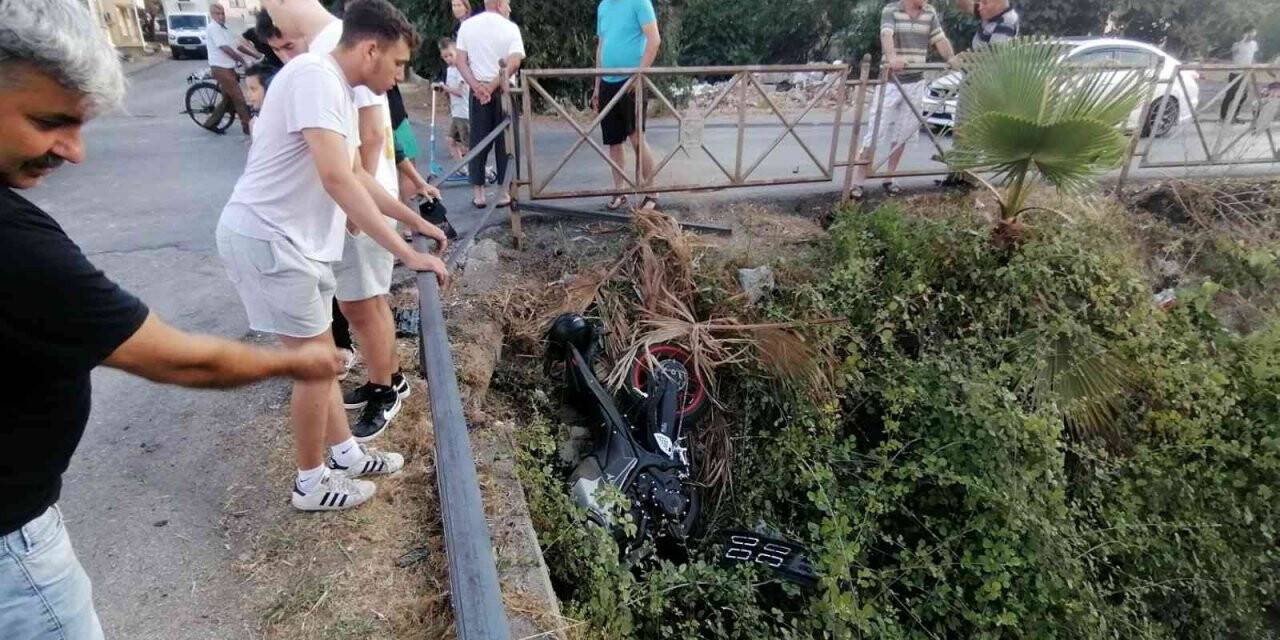 Otomobille çarpışan motosiklet kanala uçarken çalılara takıldı