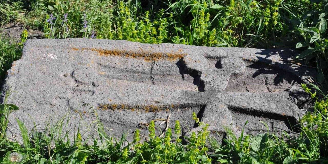 Kars’ta tarihi mezarlık yok oluyor