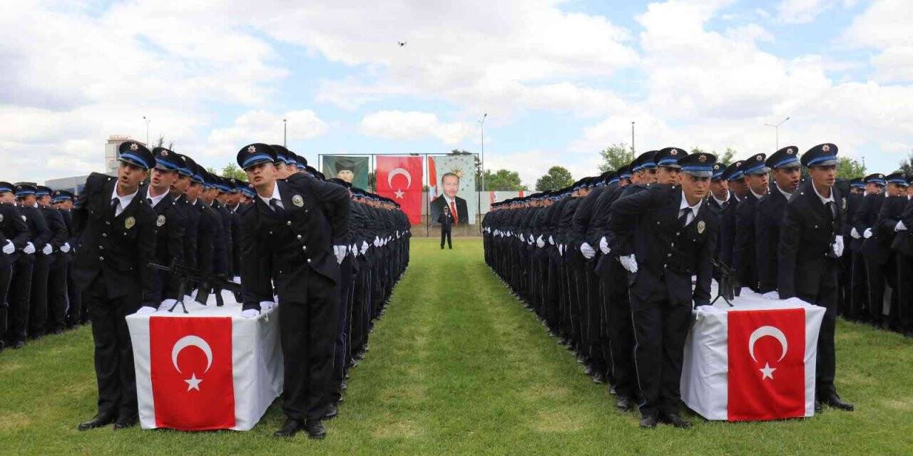 Polis Meslek Eğitim Merkezi’nde mezuniyet sevinci