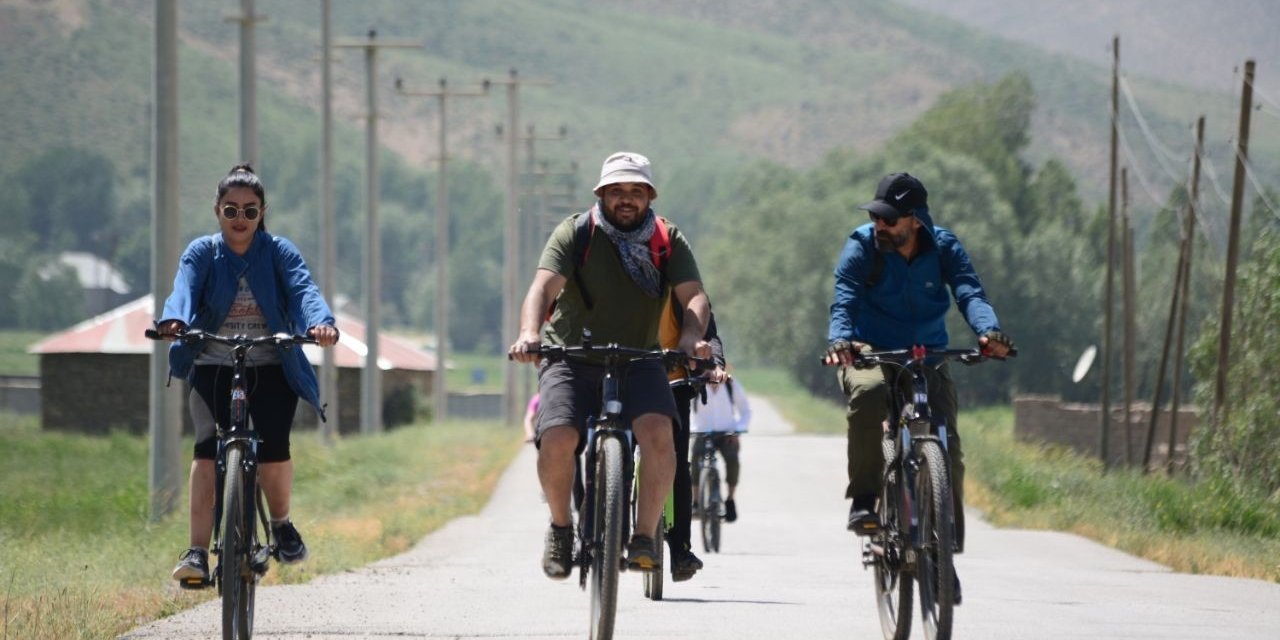 30 kişilik grup 50 kilometre pedal çevirdi