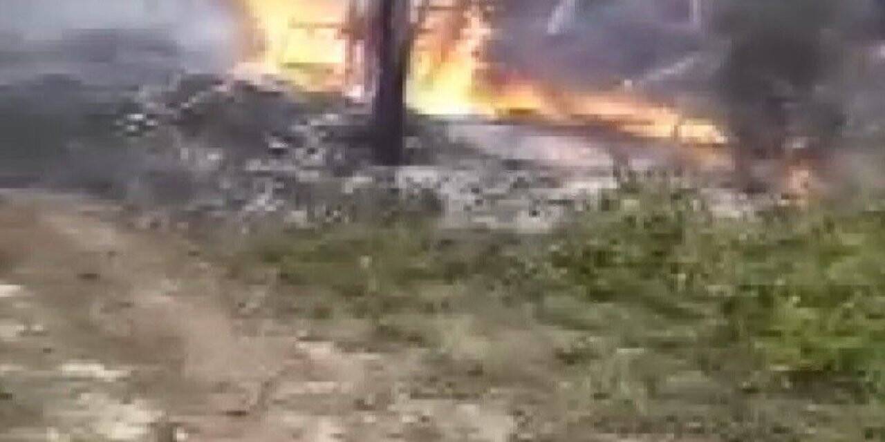 Alevlere teslim olan ahşap ev küle döndü