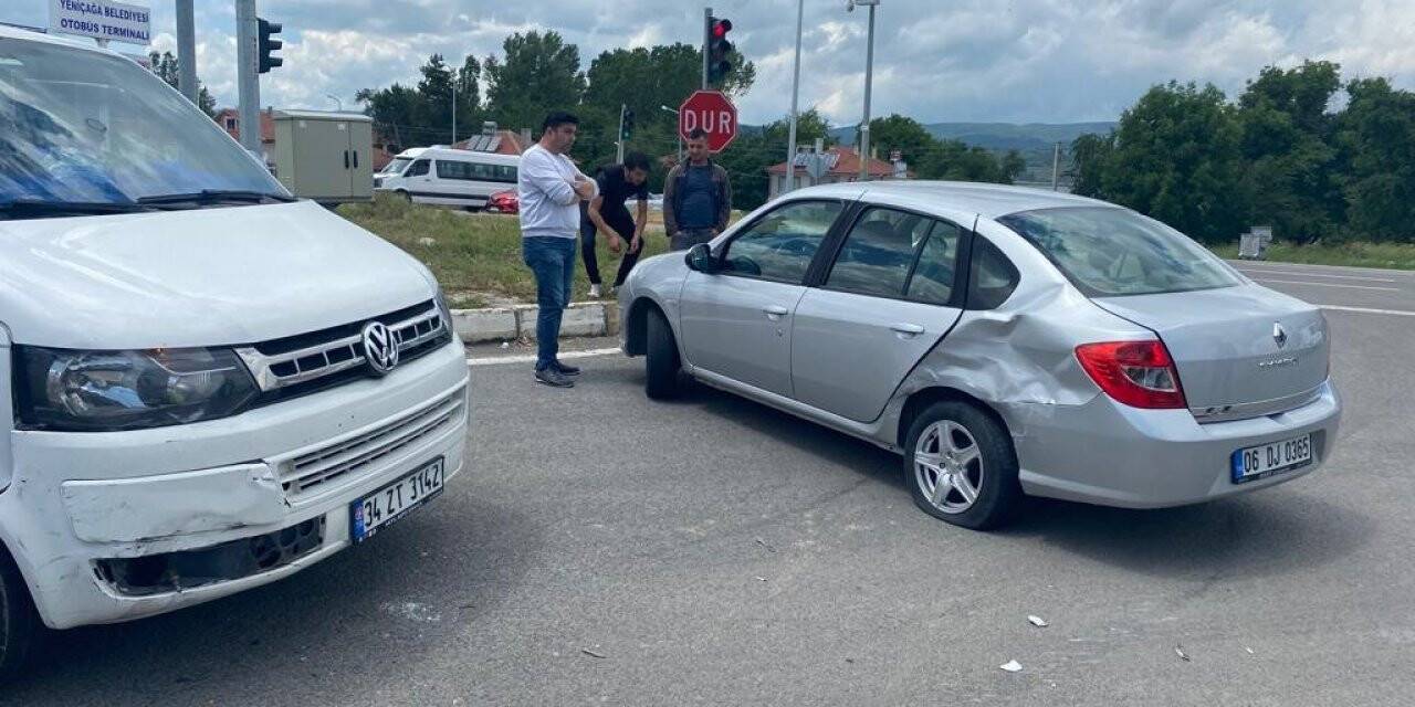 Minibüsle çarpışan otomobildeki 2 kişi yaralandı