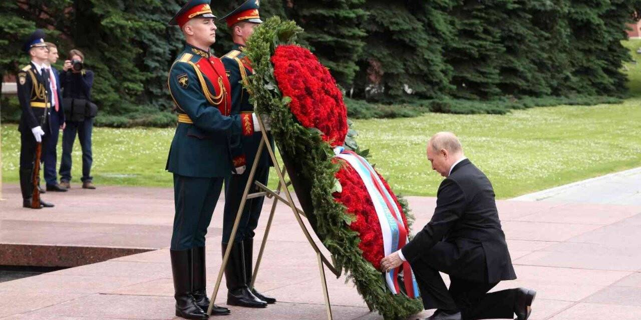 Putin, Meçhul Asker Anıtı’na çelenk bıraktı