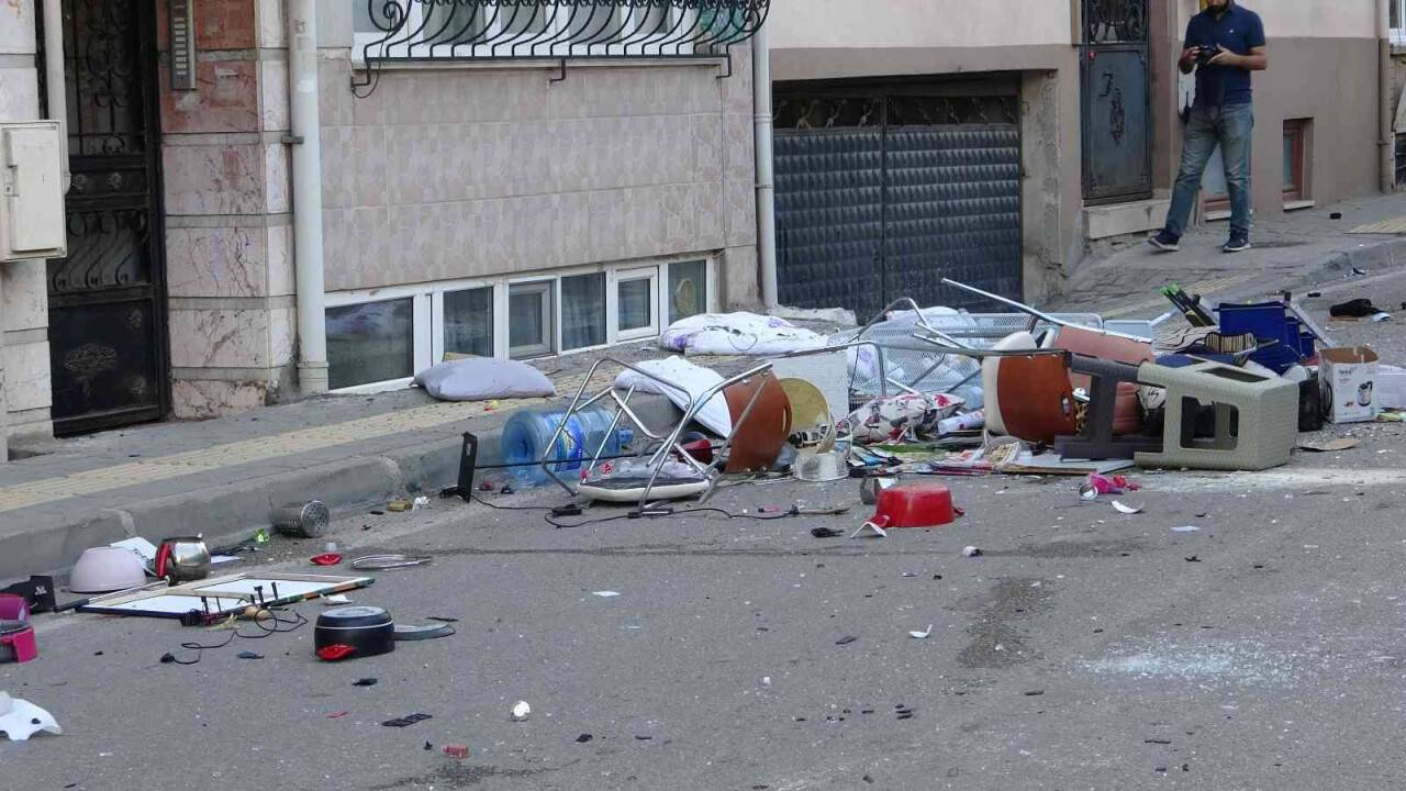 Evdeki her şeyi balkondan böyle attı