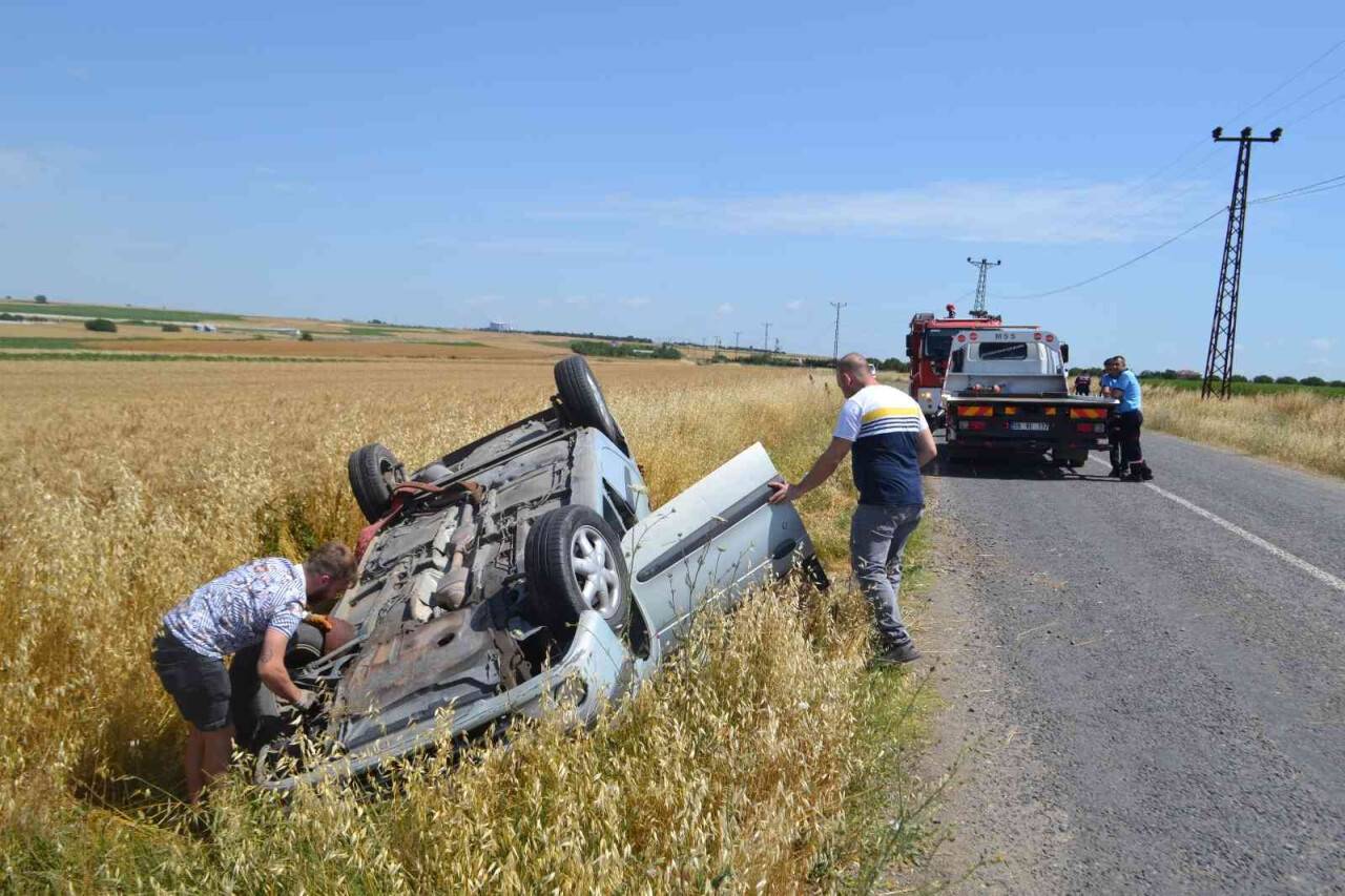 Eşek arısının camından girdiği otomobil takla attı: 3 yaralı