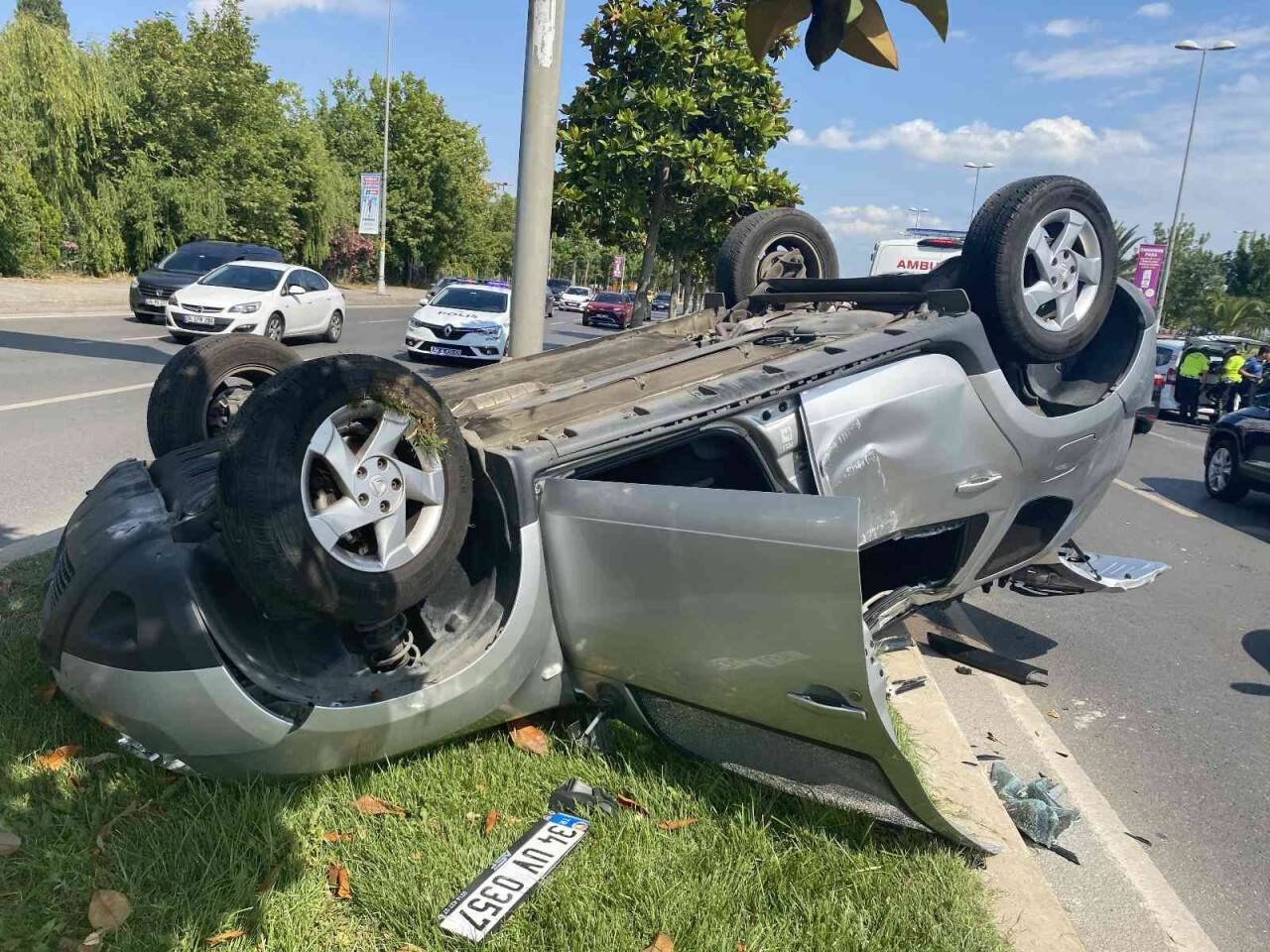 Kartal’da kontrolden çıkan otomobil takla attı: 4 yaralı
