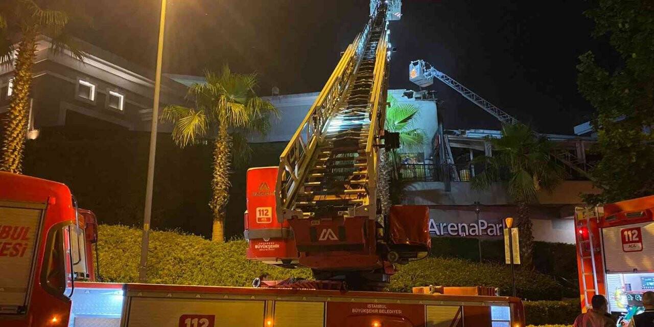 Alışveriş merkezinde korkutan yangın