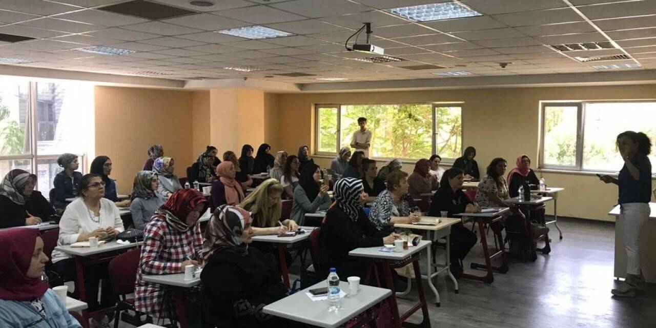 Bahçelievler’de eğitimlerini tamamlayan kadınlar sertifikalarını aldı