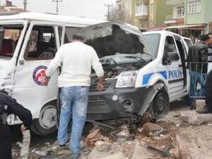Minibüsü ile polis otomobili çarpıştı: 8 yaralı