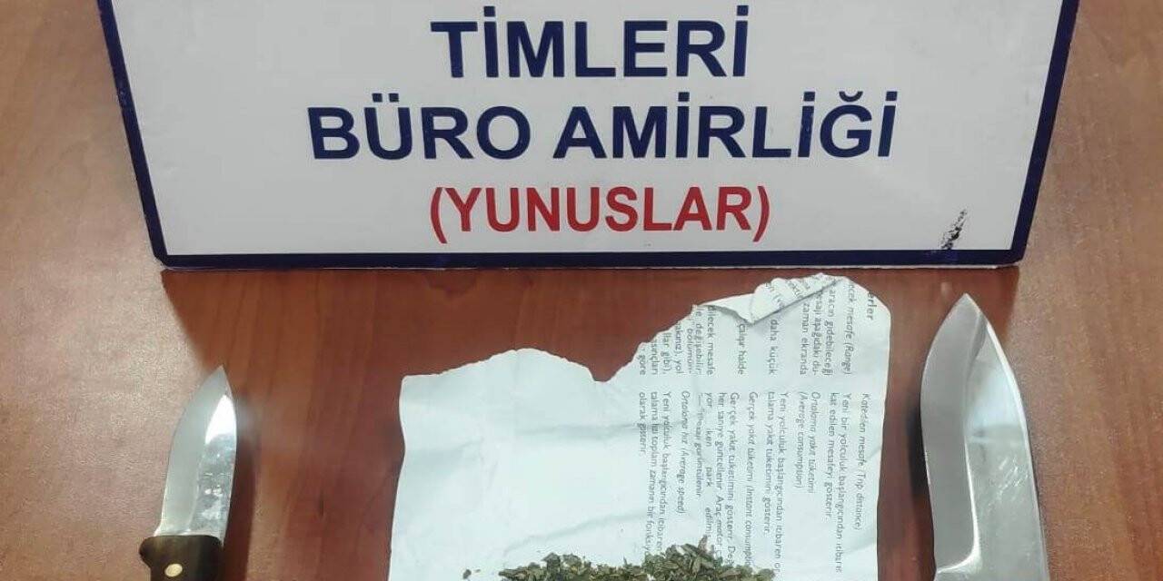 Kütahya’da 3 kişinin bulunduğu araçta uyuşturucu madde ve kesici alet ele geçirildi