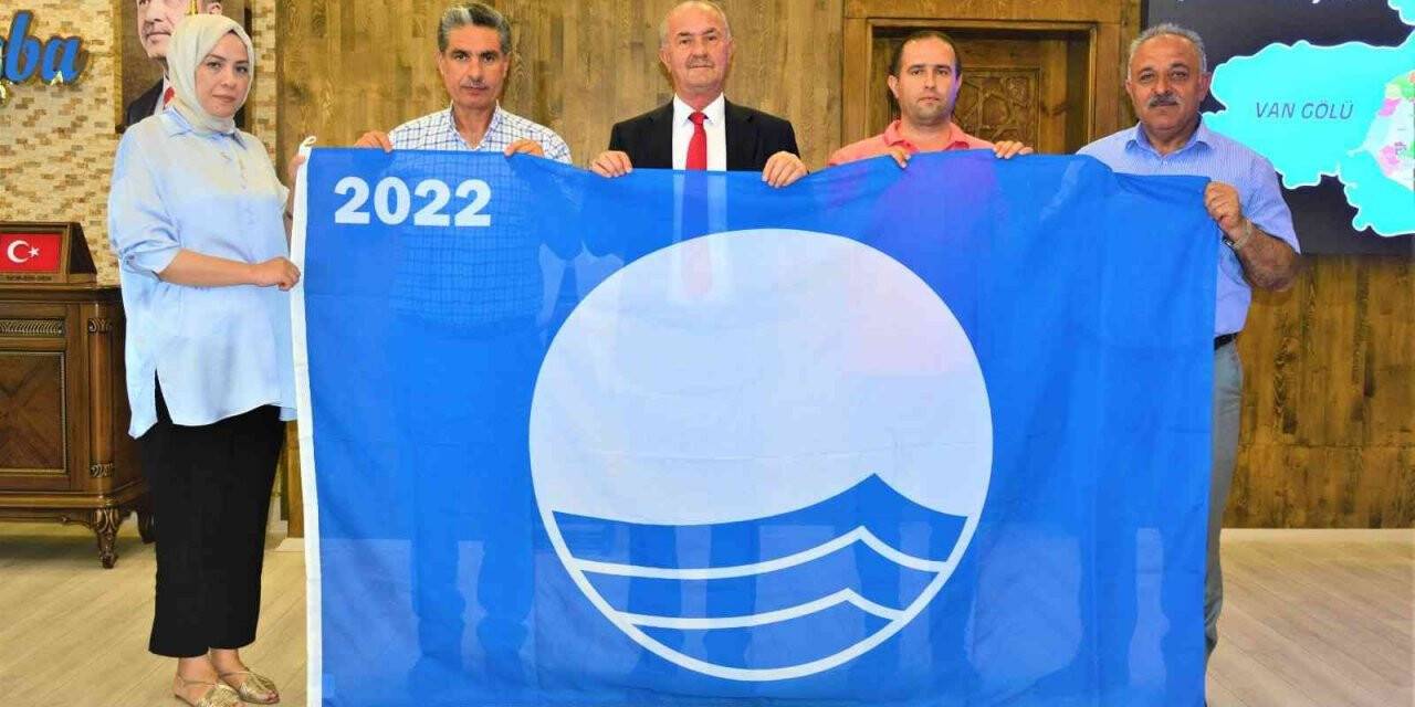 Başkan Akman 5. kez hak edilen ‘mavi bayrağı’ teslim aldı