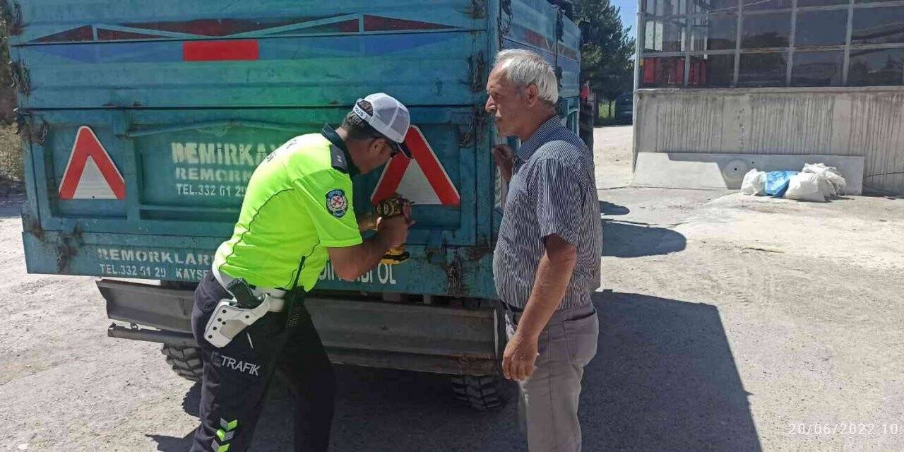Traktör sürücüleri römorklarına reflektör taktı
