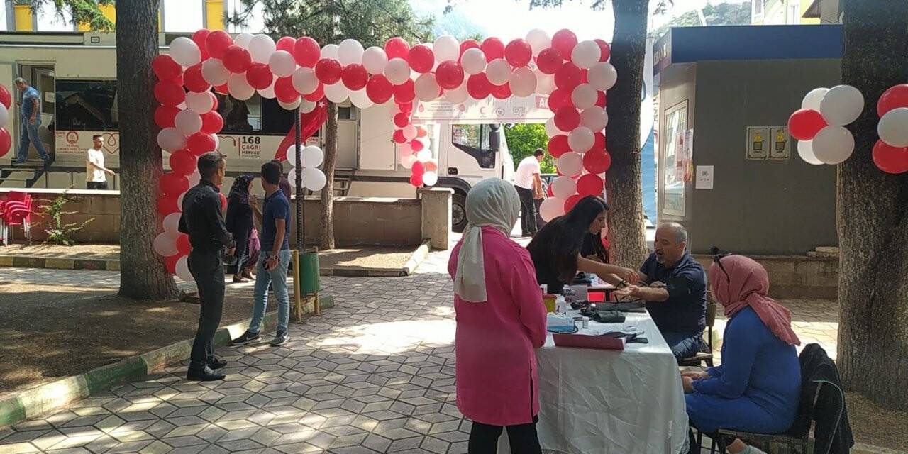 "Kan Bağışı Festivali"ne yoğun ilgi: Öğrenciler birbirleriyle yarıştı