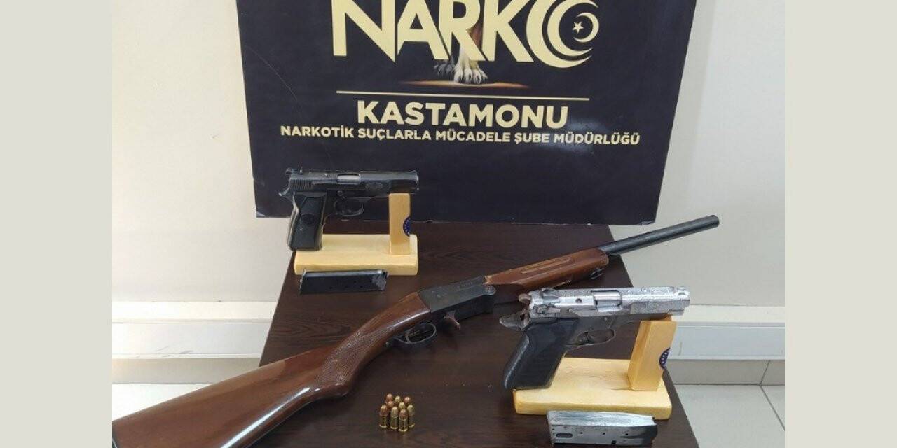 Uyuşturucu operasyonunda ruhsatsız silahlarla yakalandı