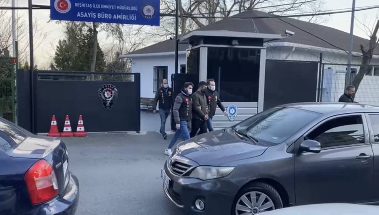 Şakalaşıyormuş gibi yapıp bacaklarından vurdu