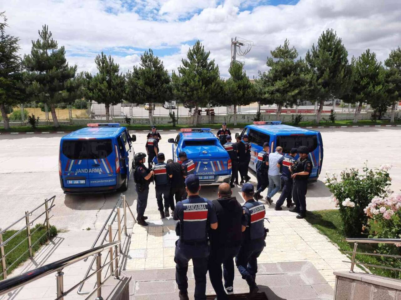 37 yıl hapis cezası olan şahıs gardıropta yakalandı