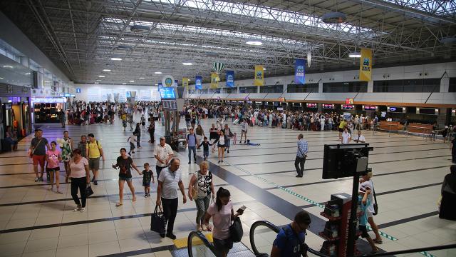 Antalya Havalimanı rekor kırdı: Bir günde 1003 uçak indi ve kalktı