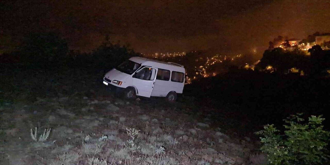 Araçları uçurumun kenarında mahsur kalan gençleri ekipler kurtardı