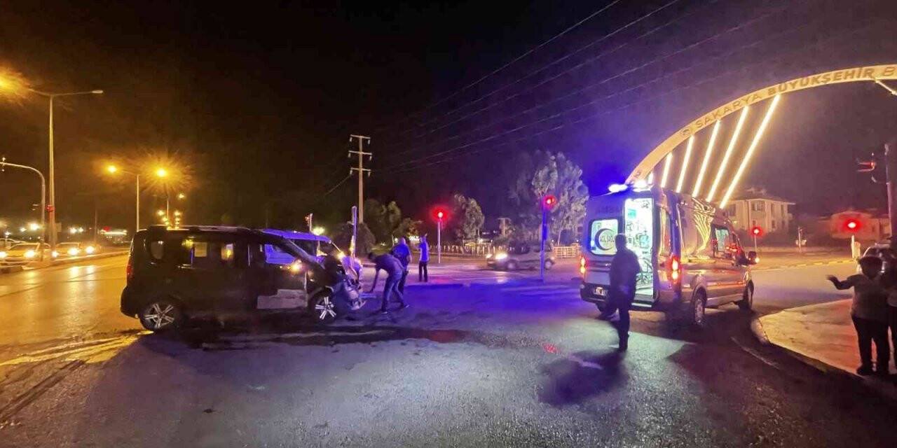 İki hafifi ticari araç çarpıştı: 3 yabancı uyruklu şahıs yaralandı