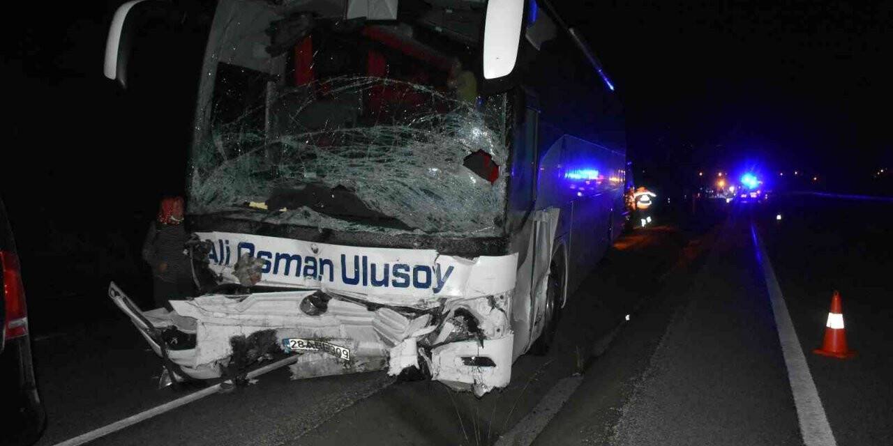 Tosya’da otomobil ile otobüs kafa kafaya çarpıştı: 2 ölü 16 yaralı