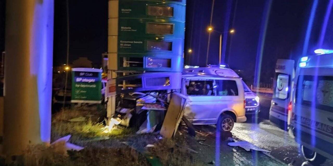 Ağrı’da araç direğe çarptı: 2 ölü, 1 yaralı