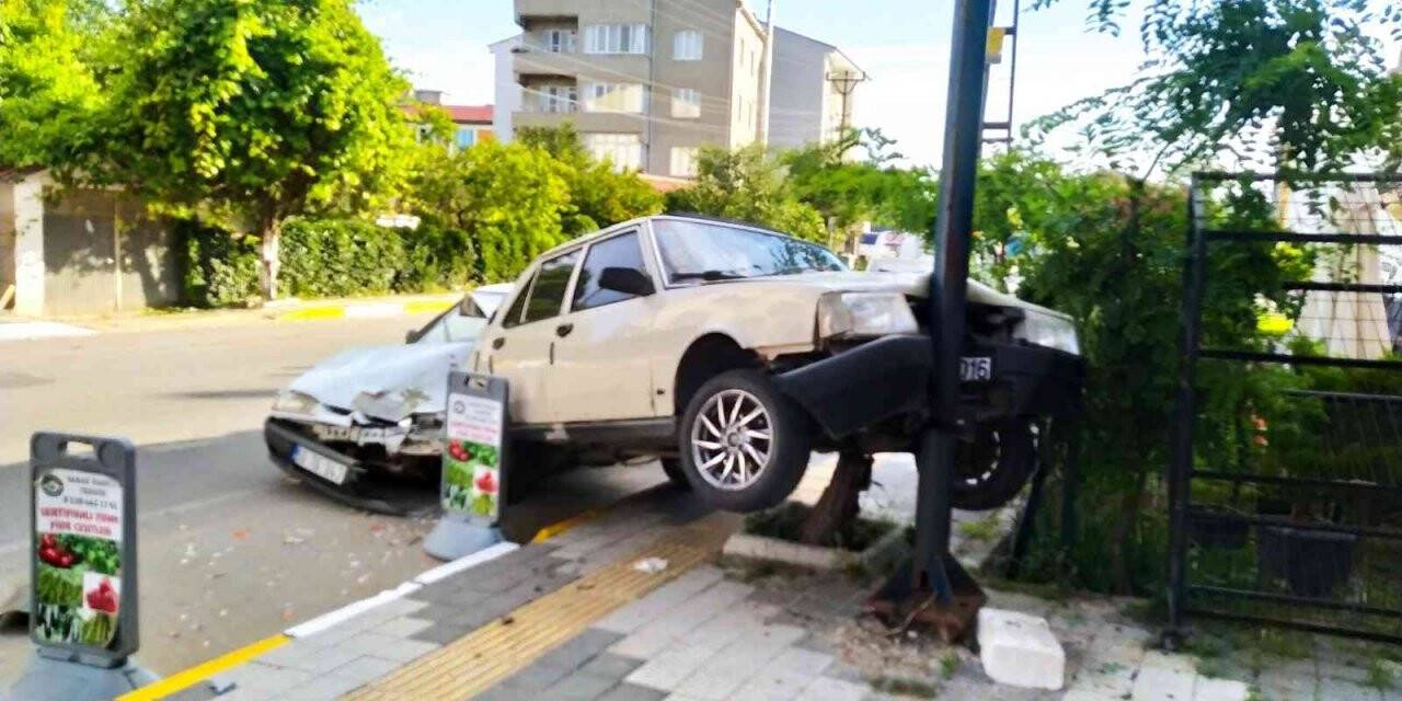 Park halinde ki otomobile çarptı: 1 Yaralı