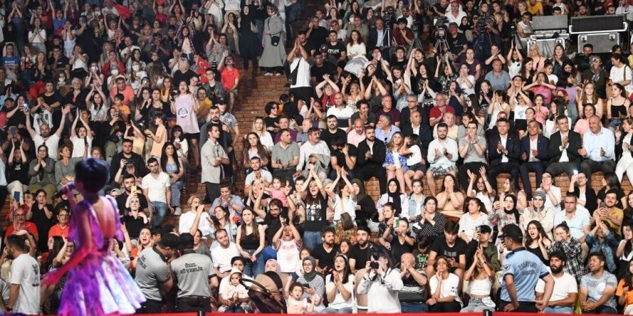 Aydilge, doğum gününü Esenyurt’ta binlerce kişiyle kutladı