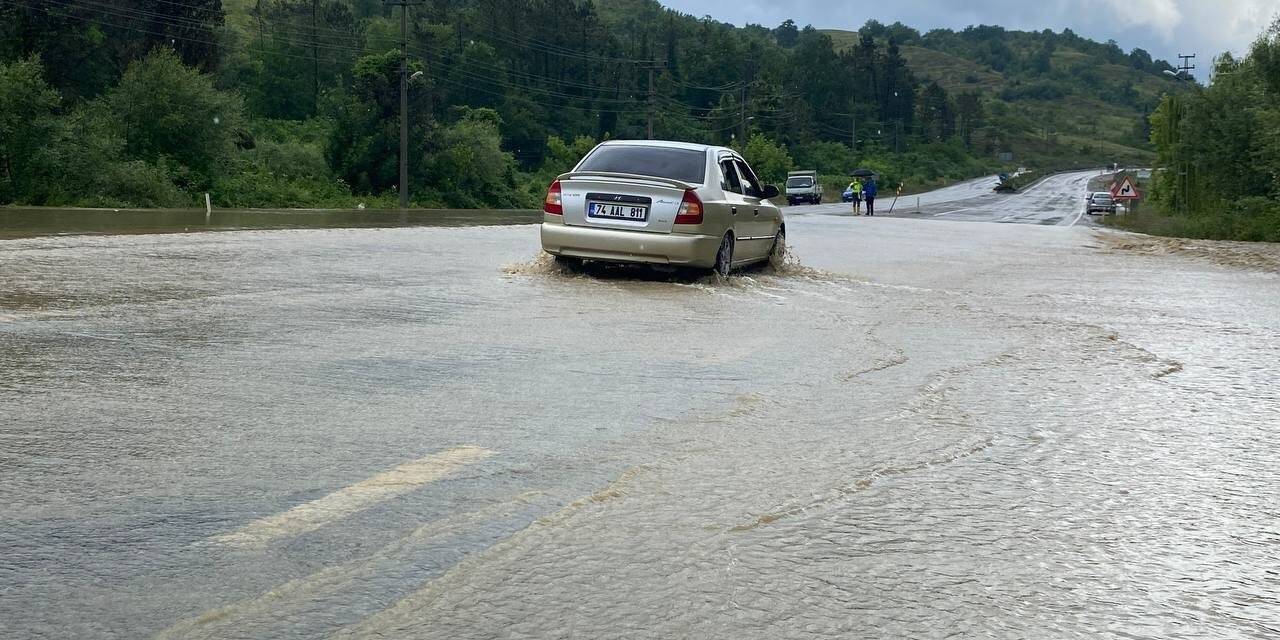 Bartın’da karayolunda taşkın yaşandı, ev ve işyerlerini su bastı