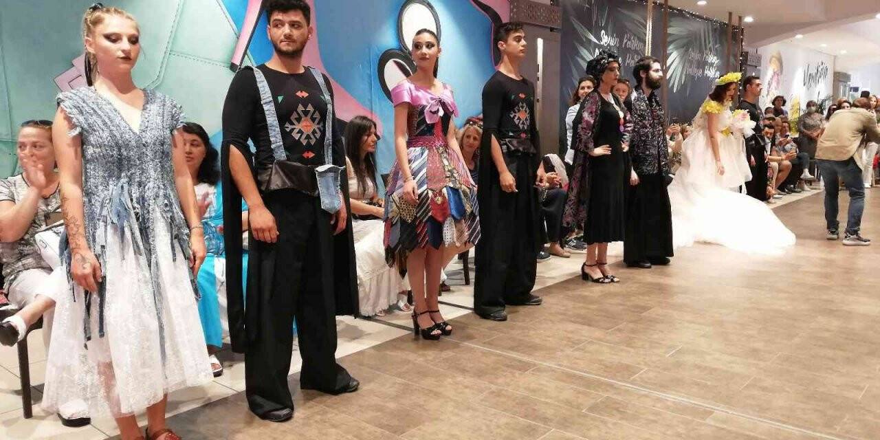 Maltepe’de, atık malzemelerden tasarlanan kıyafetler defile ile tanıtıldı