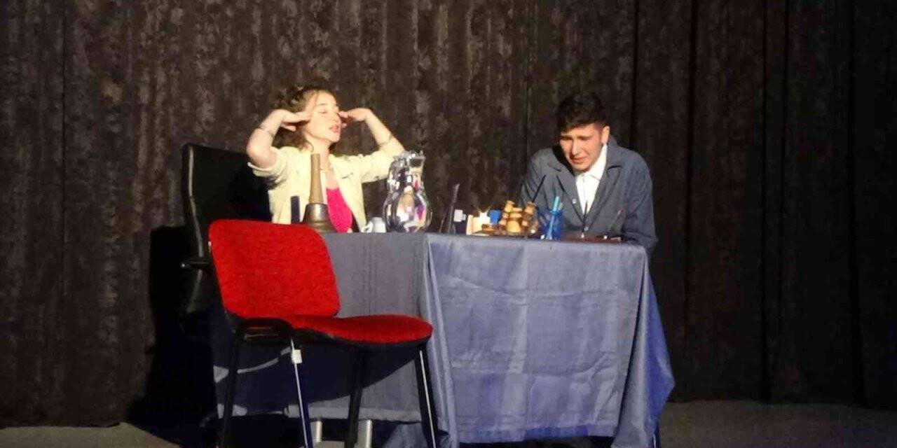 Ücretsiz sahnelenen tiyatro oyununa yoğun ilgi