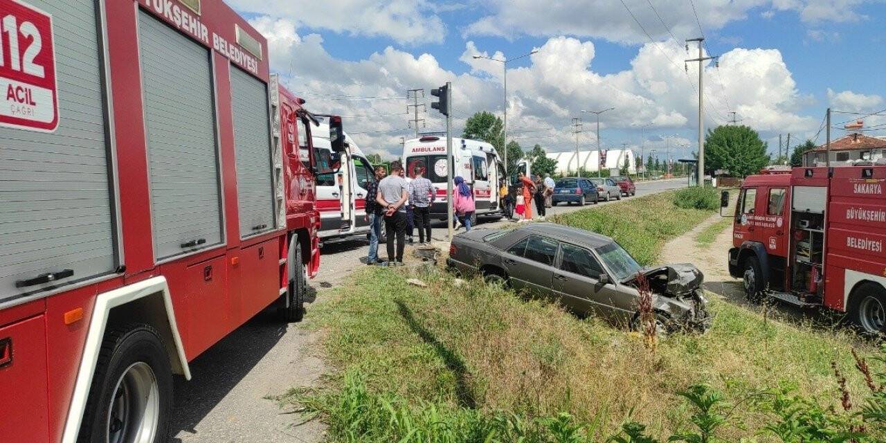Otomobil, ışıklarda bekleyen 2 araca çarparak araziye düştü: 3 yaralı