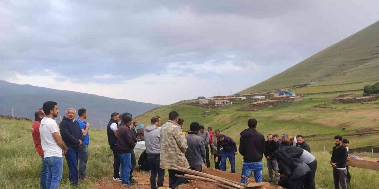 Hayvanlarını otlatırken sara krizi geçirerek vefat eden kişi gözyaşları içinde toprağa verildi